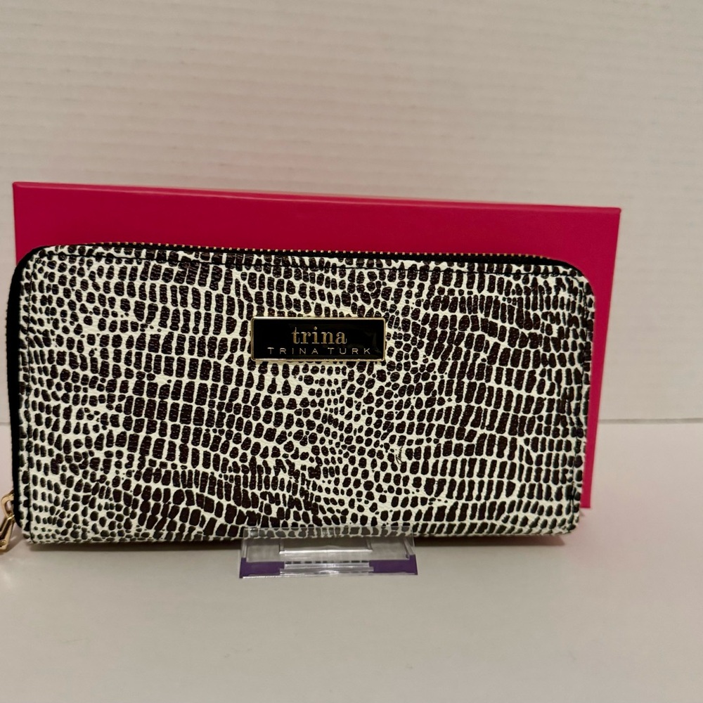 All around zip. Long wallet. NWT. Giftable Box. Plenty of room.